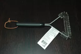 Brosse a grill triangulaire "Broil King" en acier inoxidable, manche plastique